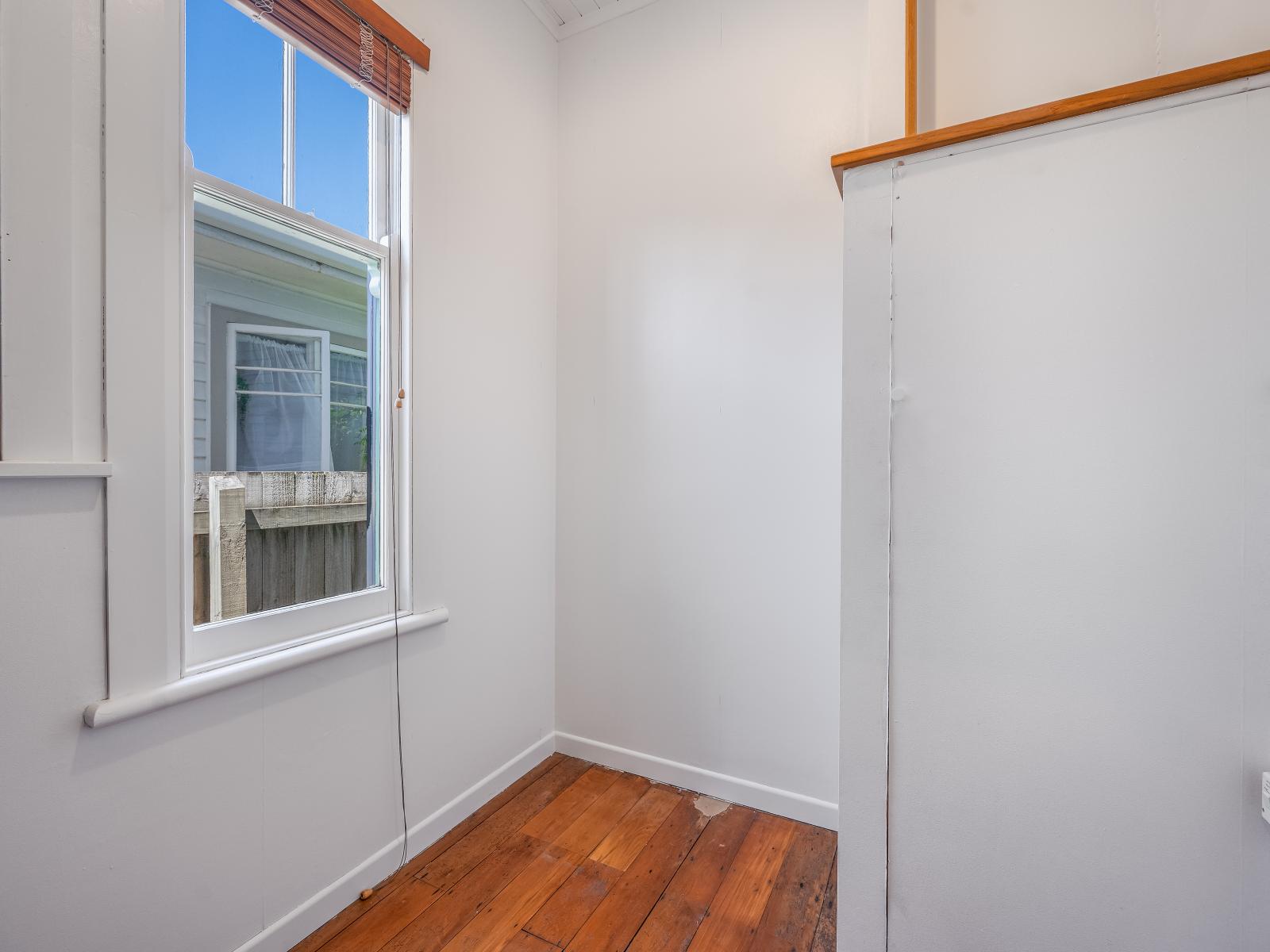 703 Queen Street West, St Leonards