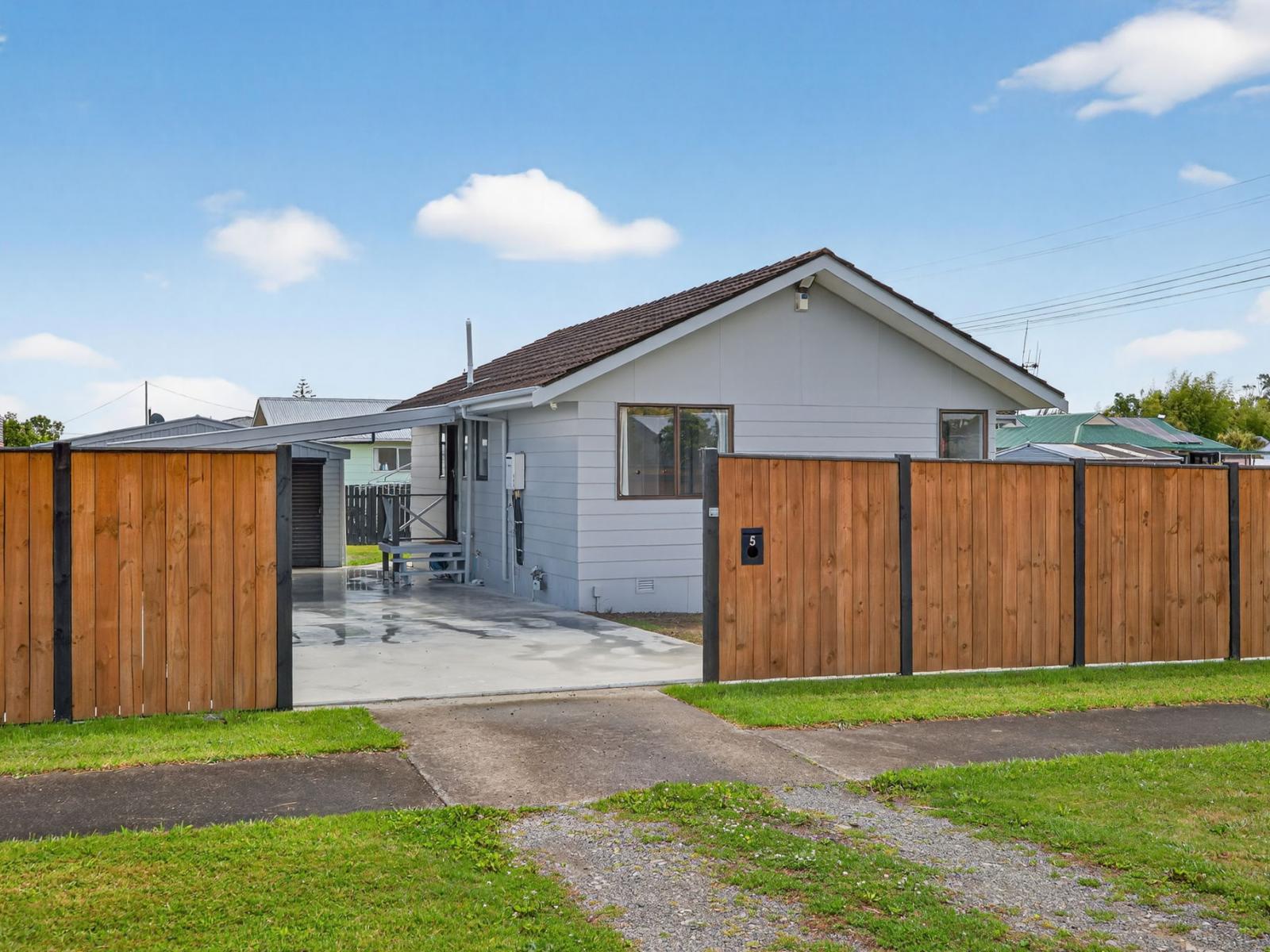 5 Cemetery Road, Sanson