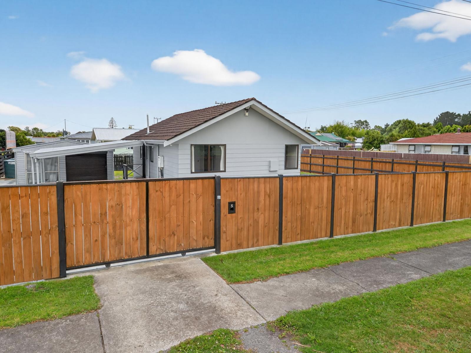 5 Cemetery Road, Sanson