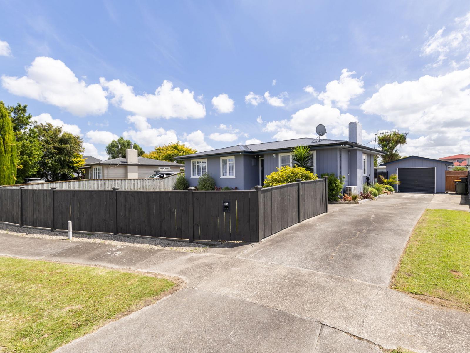 25 Battersea Place, Roslyn