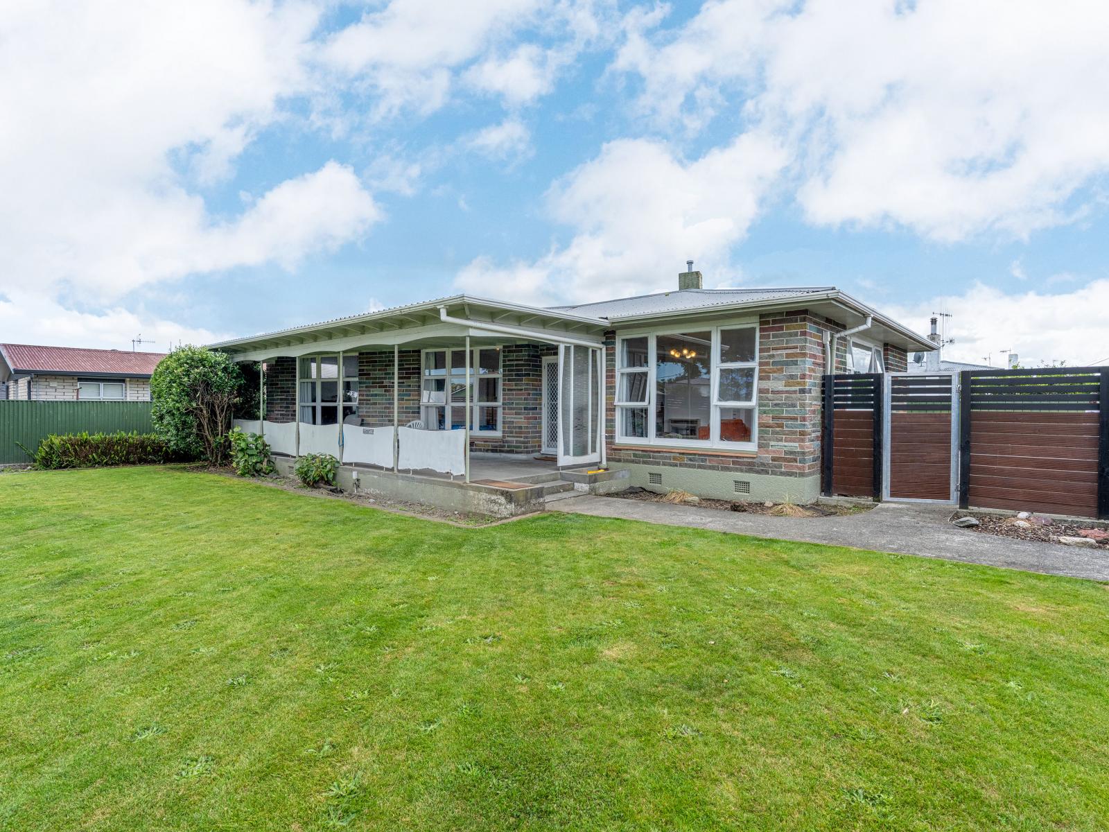 587 Queen Street East, Levin