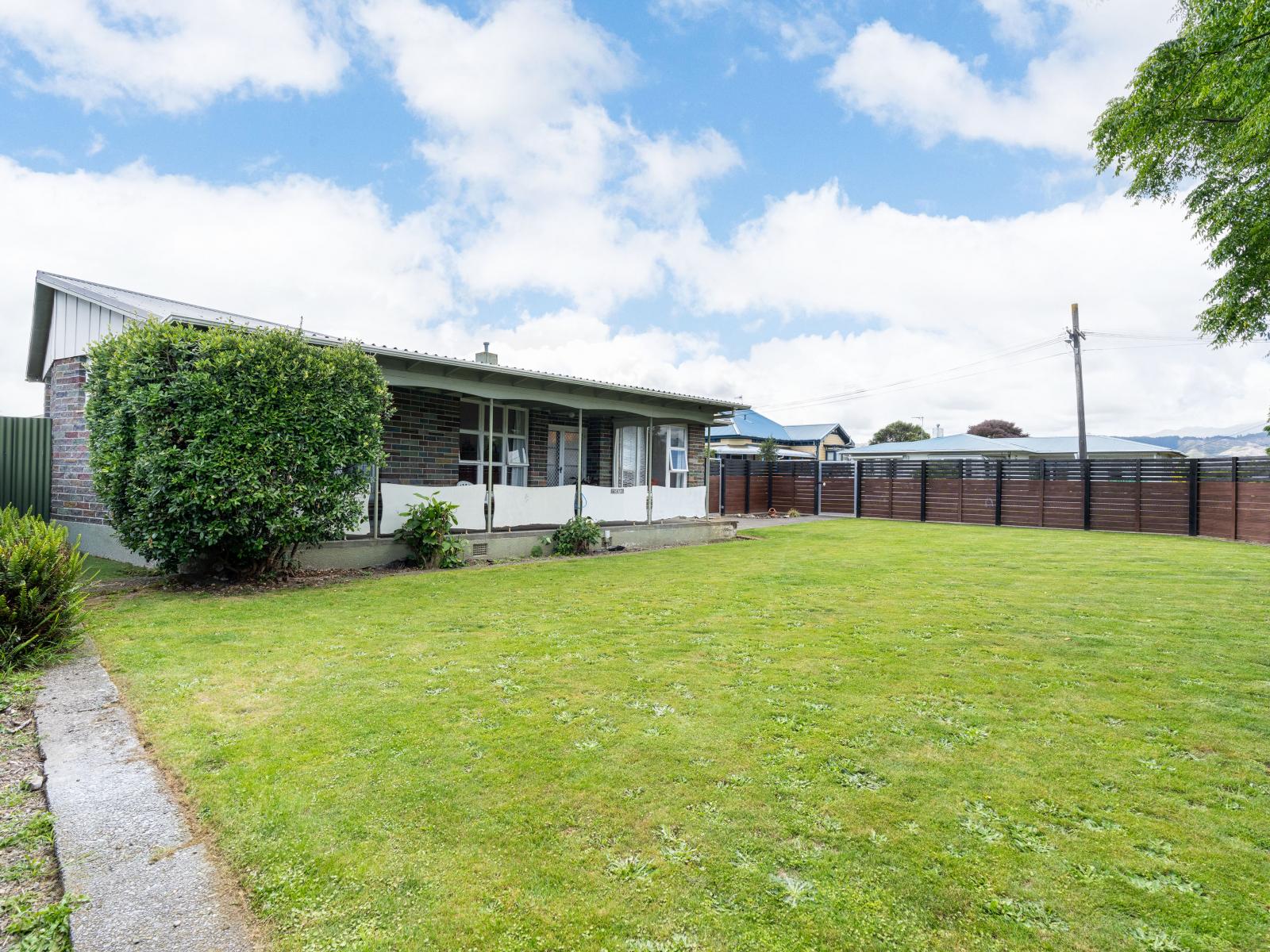 587 Queen Street East, Levin