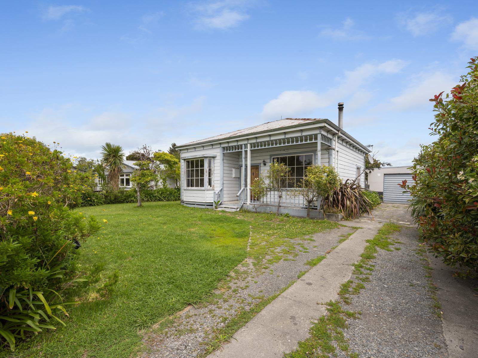 817 Lyell Street, Akina