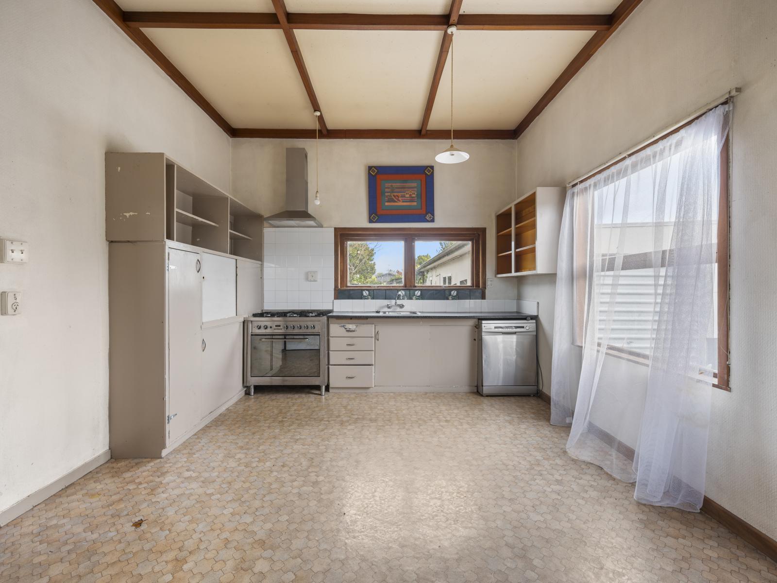 817 Lyell Street, Akina