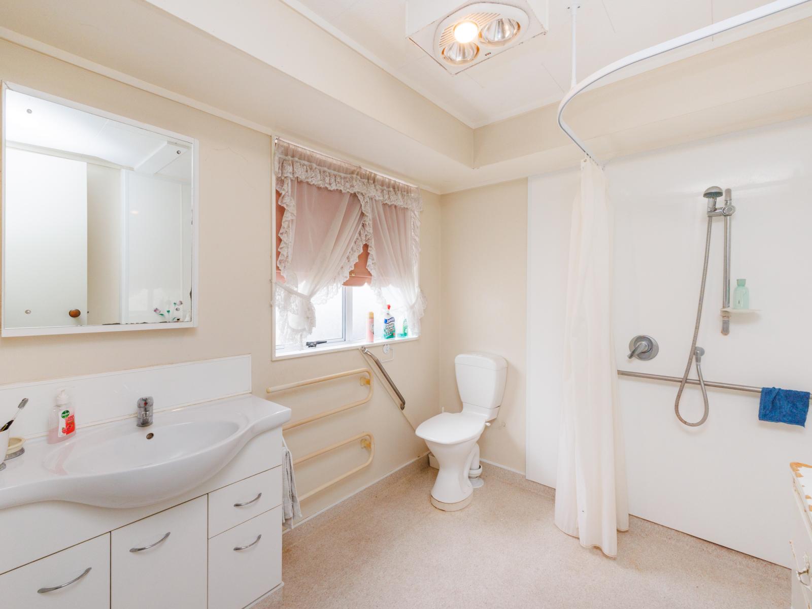 24B Cargill Grove, Kelvin Grove