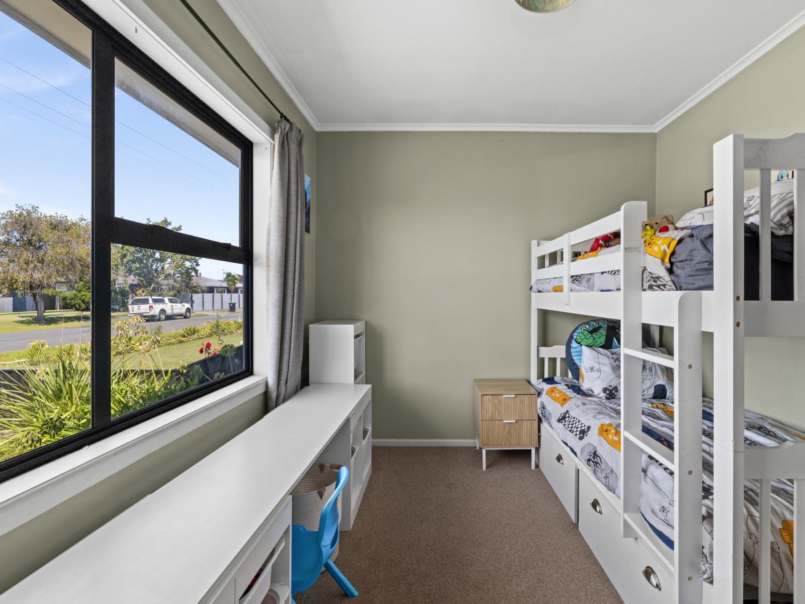 38 Downing Avenue, Pirimai