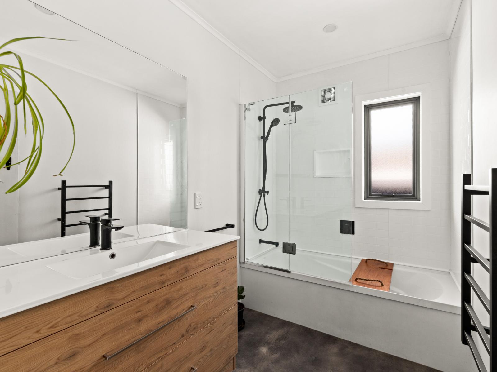 38 Downing Avenue, Pirimai