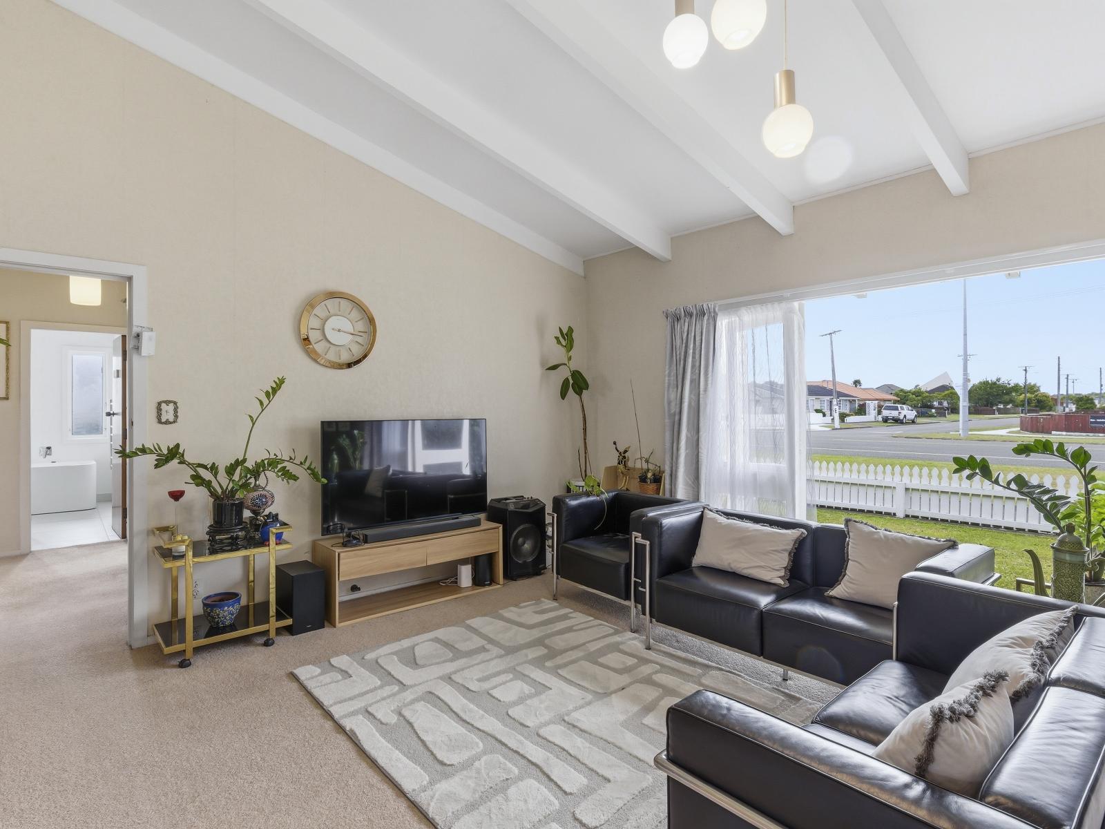 556 Queen Street East, Levin