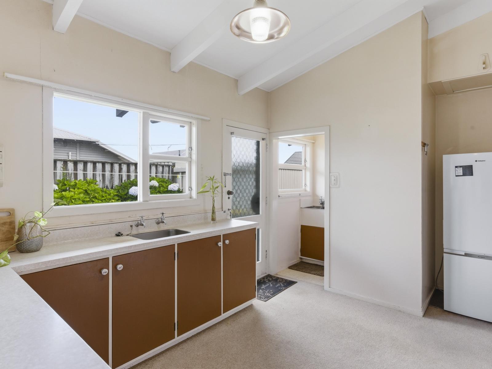 556 Queen Street East, Levin