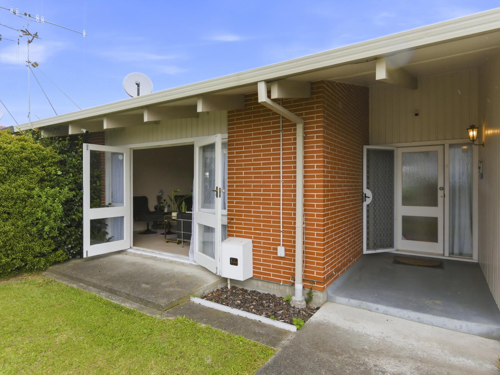 556 Queen Street East, Levin
