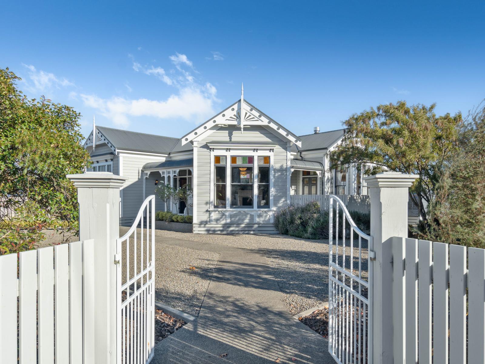 260 High Street North, Carterton