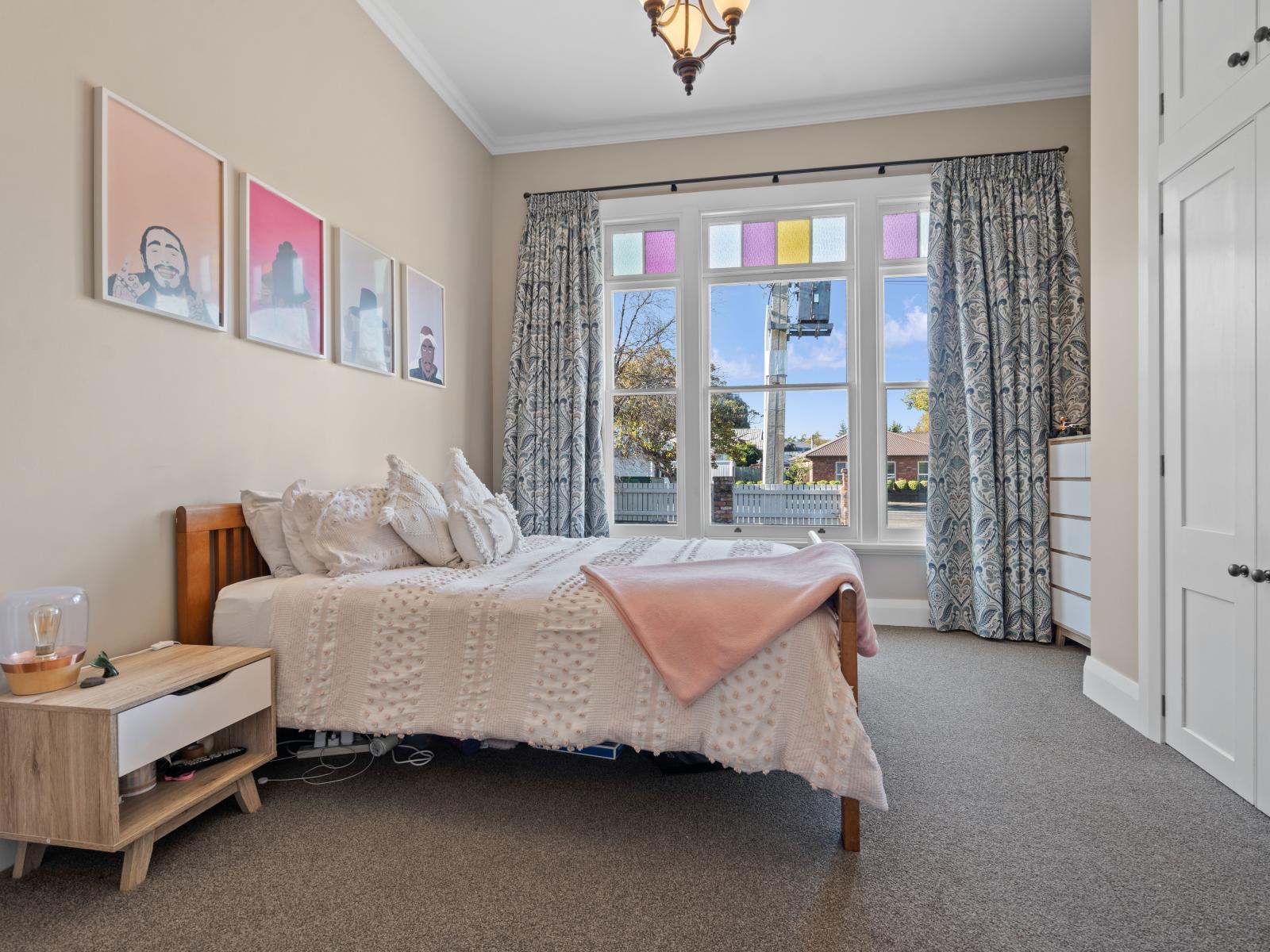 260 High Street North, Carterton