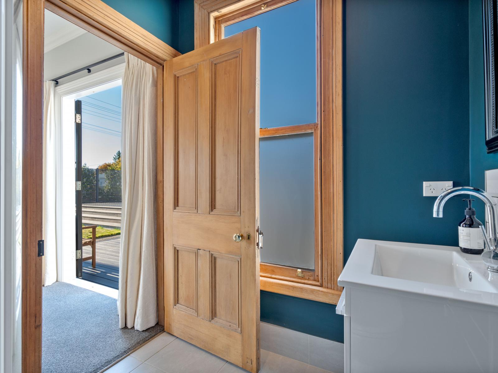 260 High Street North, Carterton