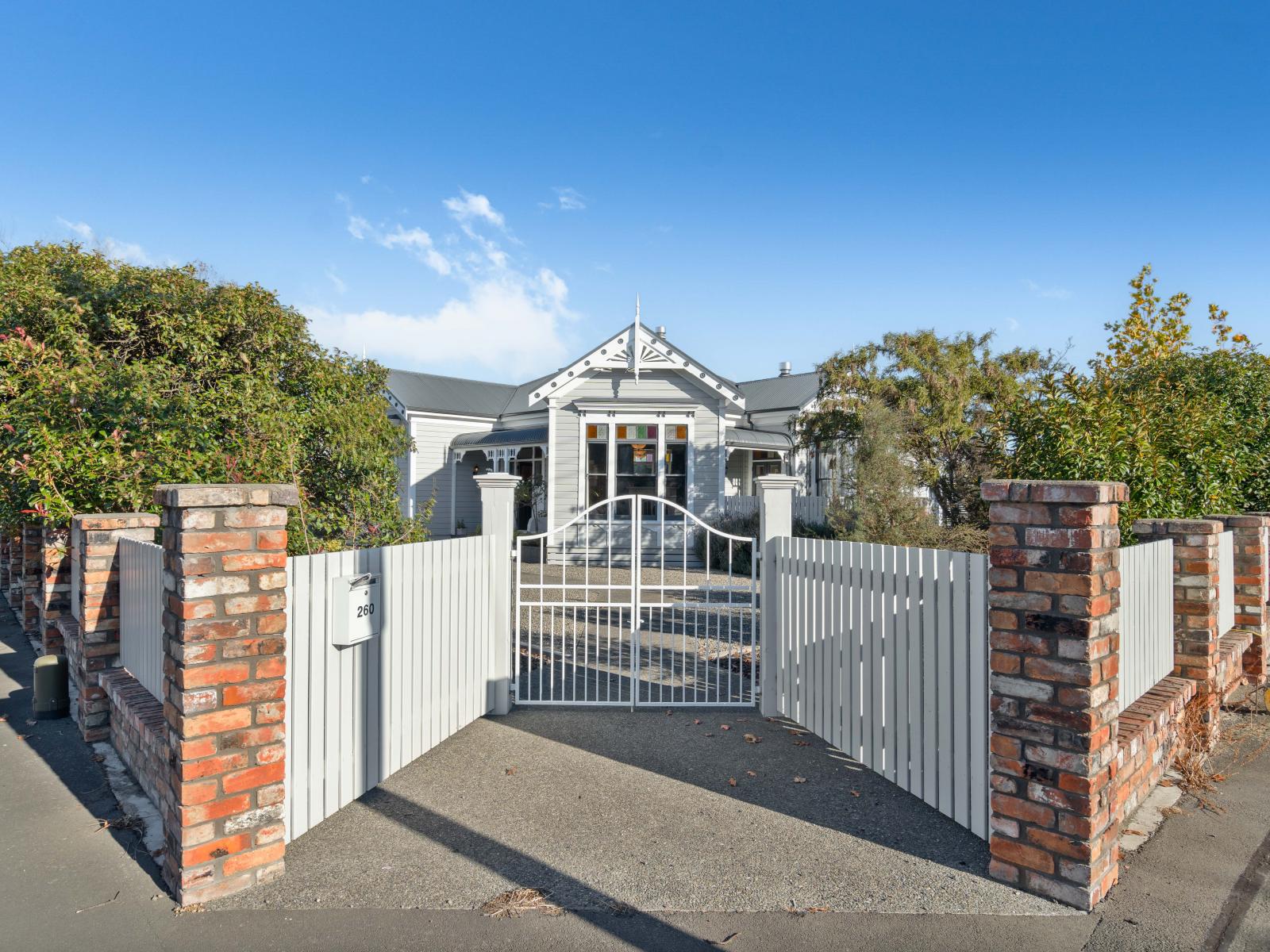 260 High Street North, Carterton