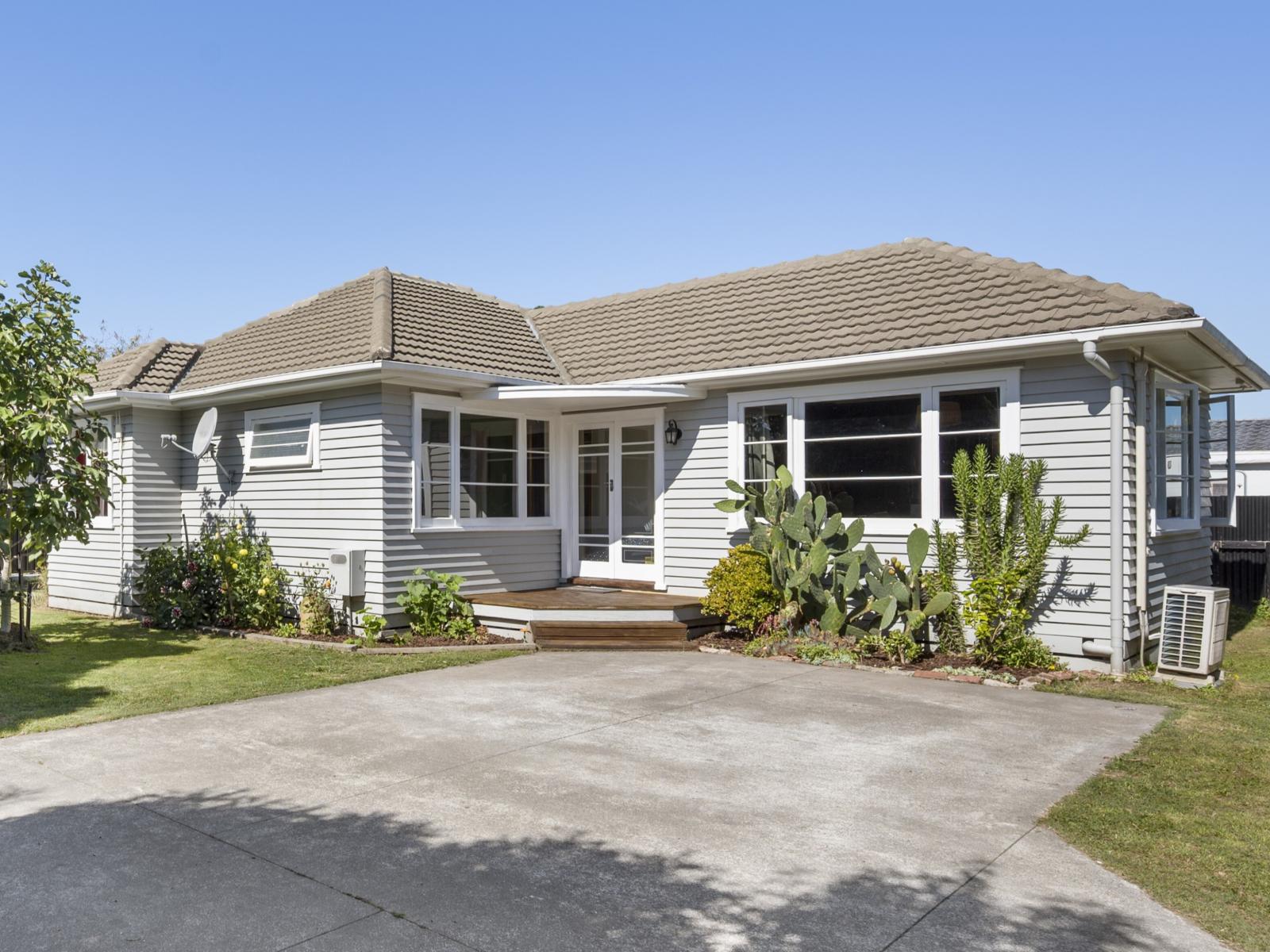 900 Clive Street, Akina