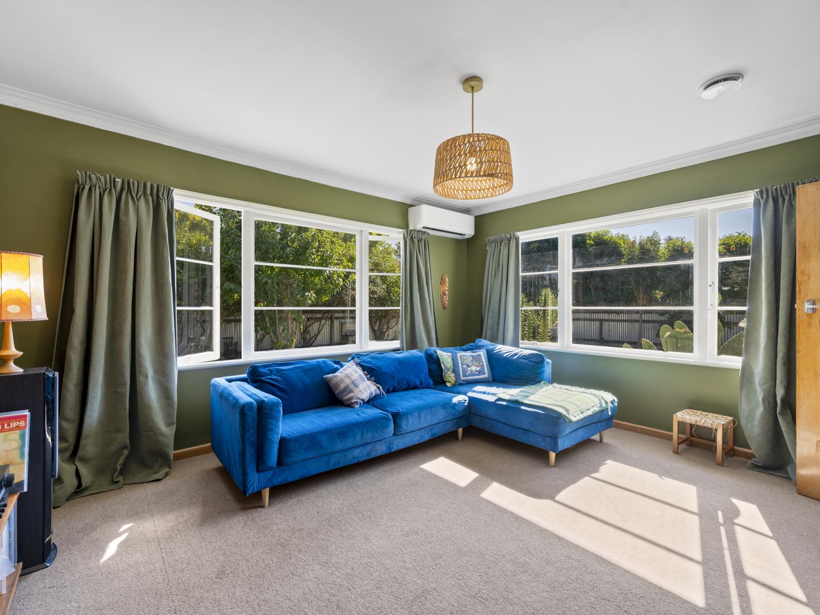 900 Clive Street, Akina