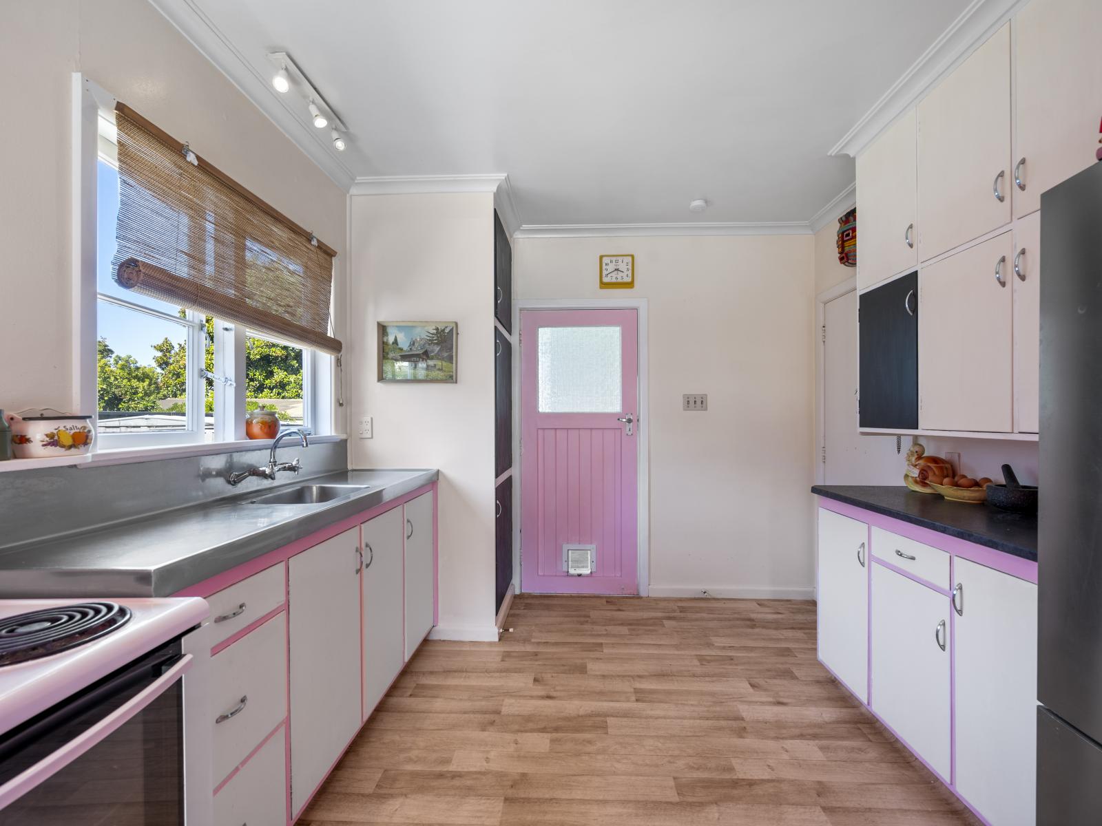 900 Clive Street, Akina