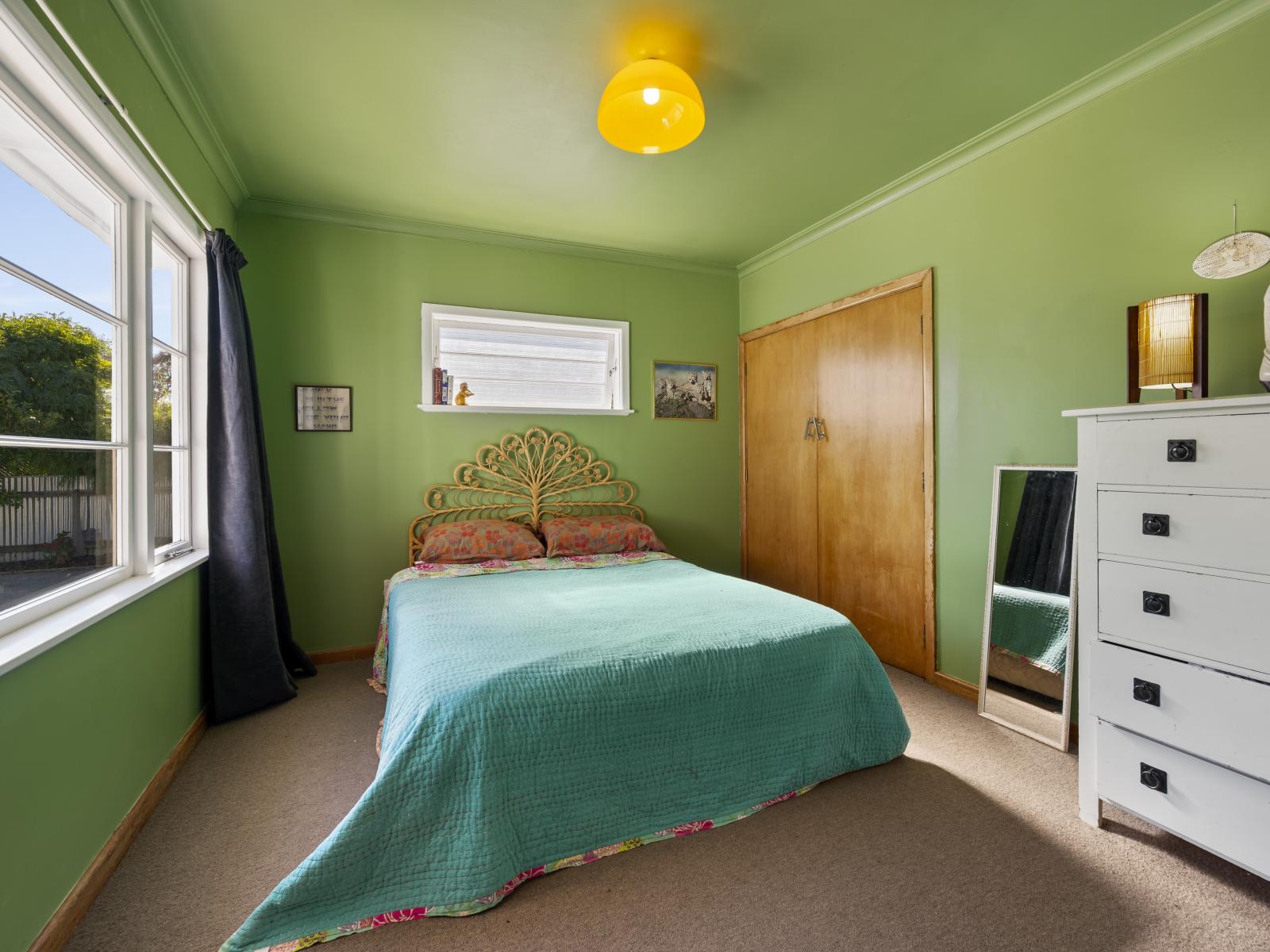 900 Clive Street, Akina