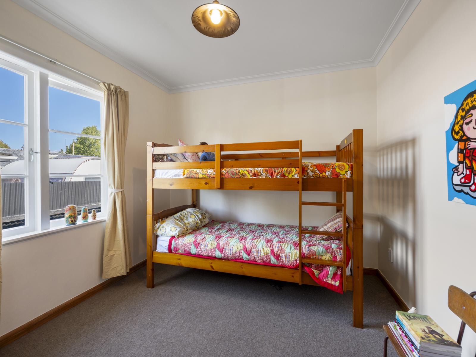 900 Clive Street, Akina