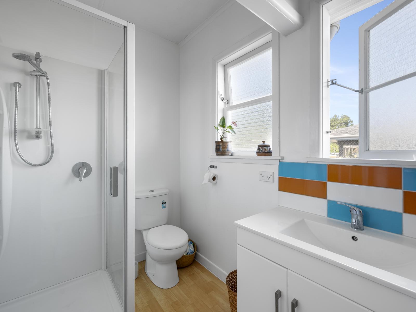 900 Clive Street, Akina