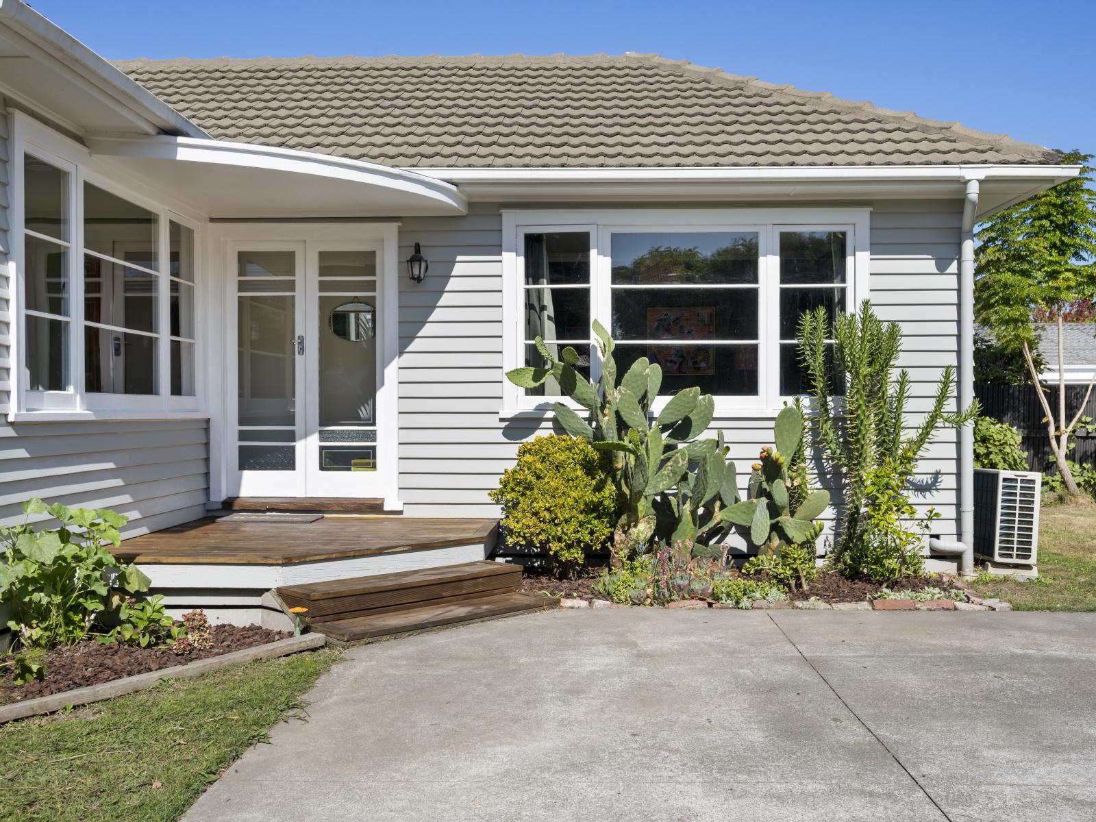 900 Clive Street, Akina