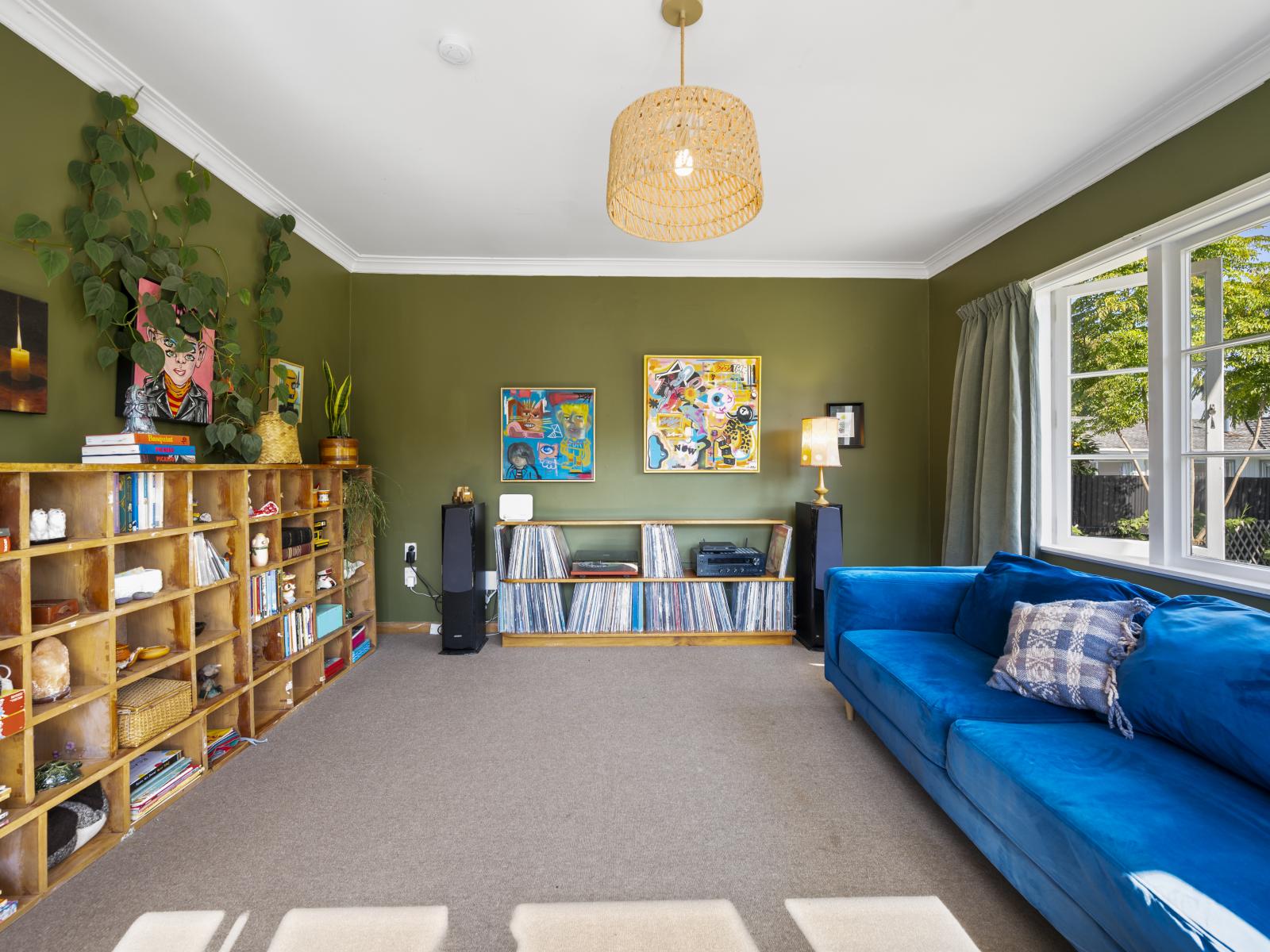 900 Clive Street, Akina