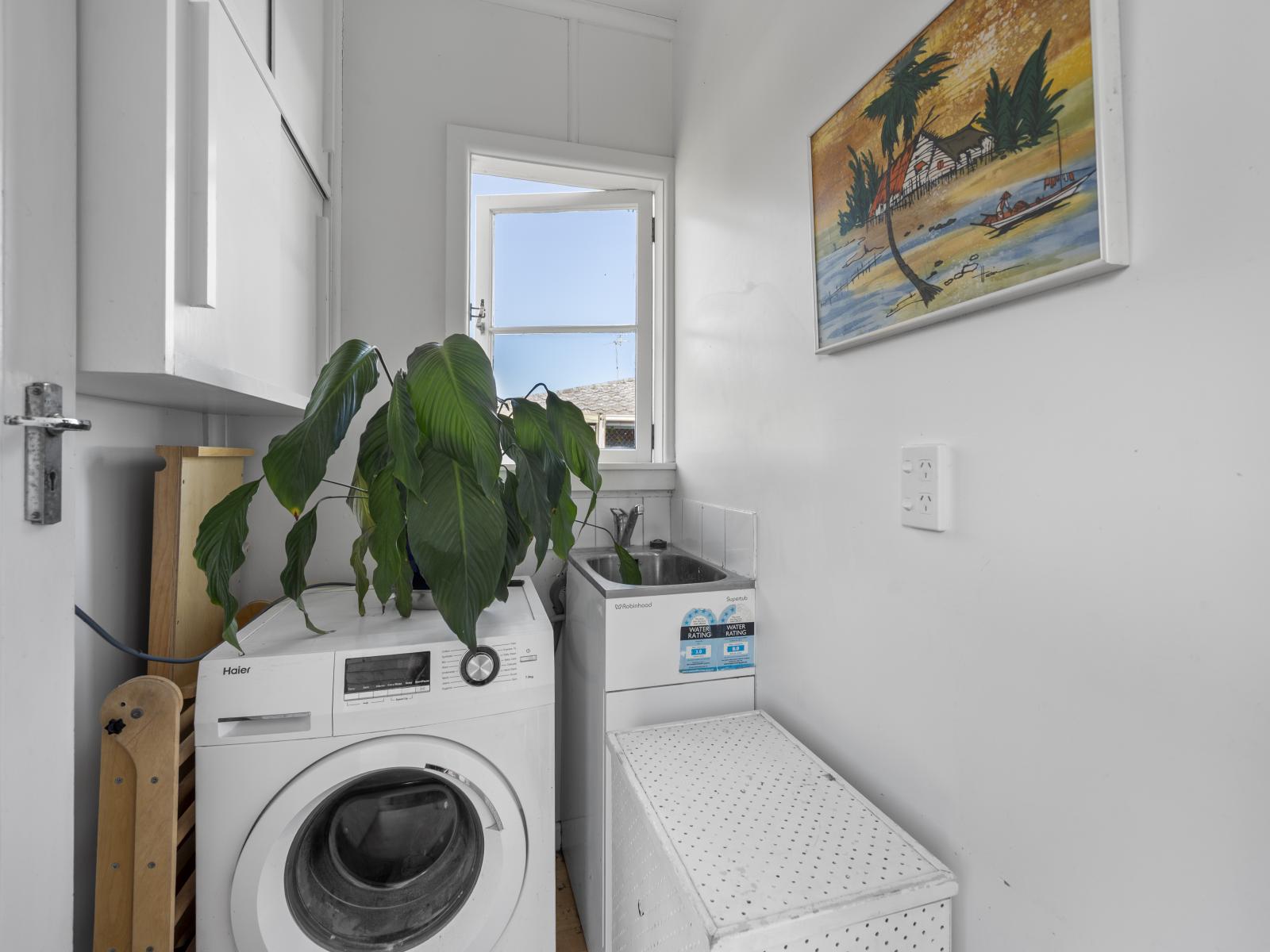 900 Clive Street, Akina