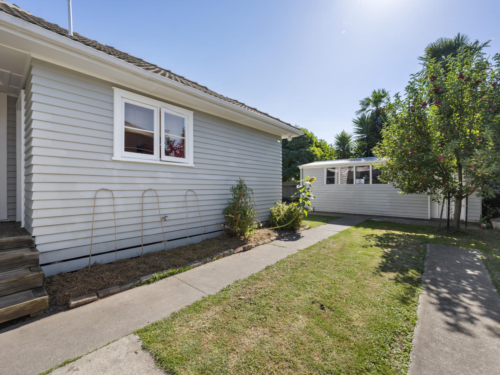 900 Clive Street, Akina