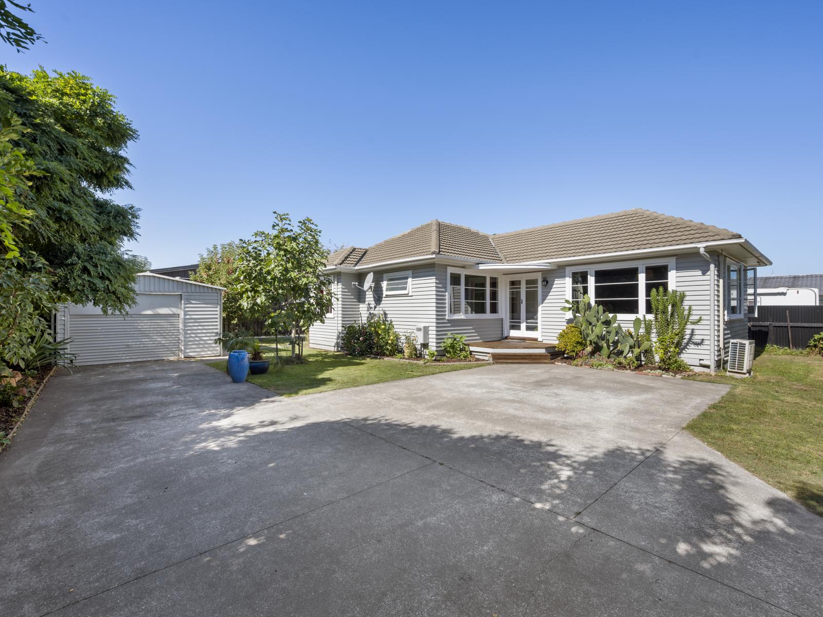 900 Clive Street, Akina