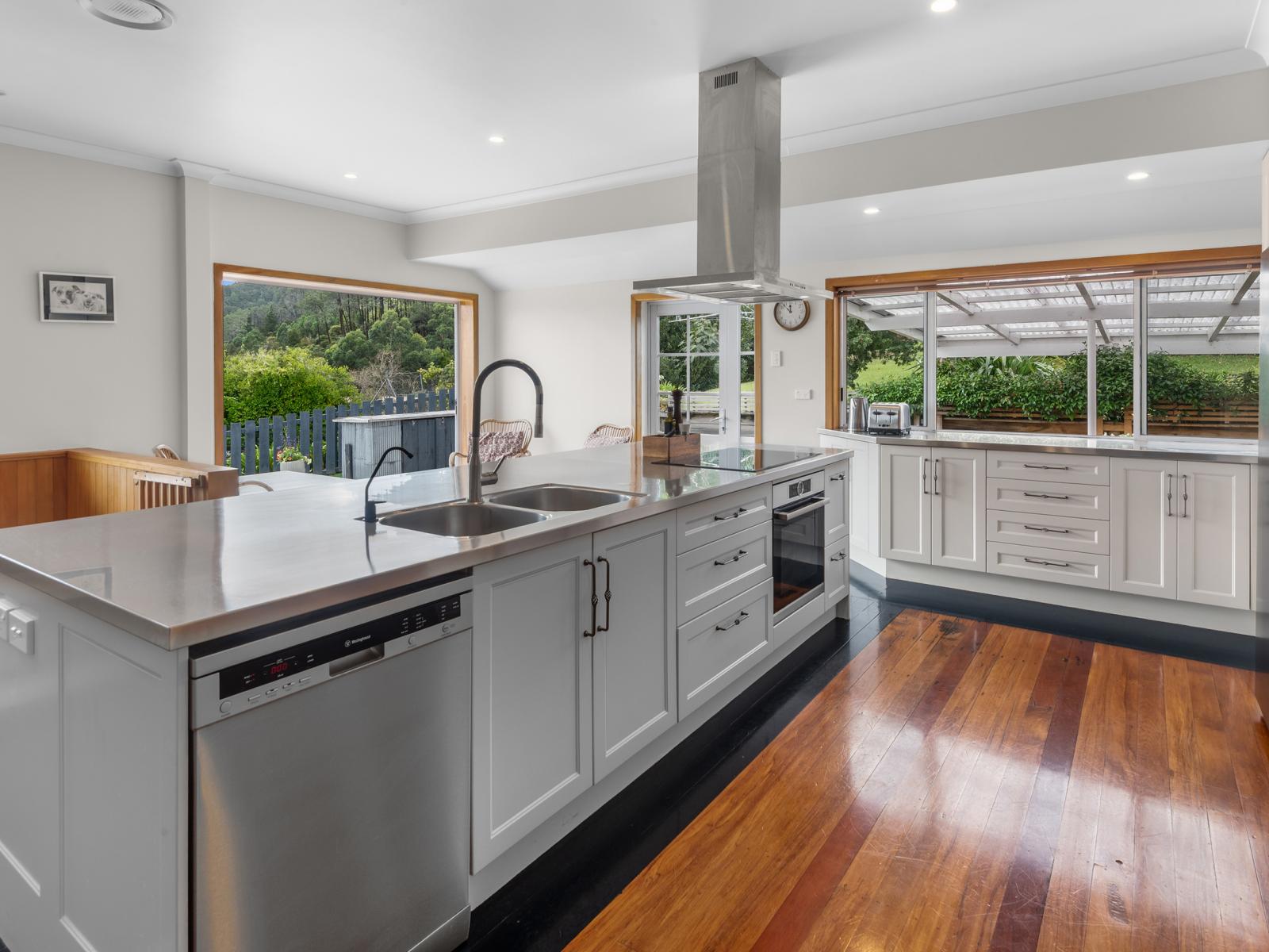 13 Punga Grove Avenue, Riverside