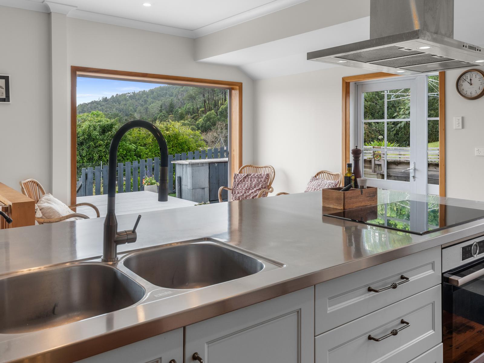 13 Punga Grove Avenue, Riverside