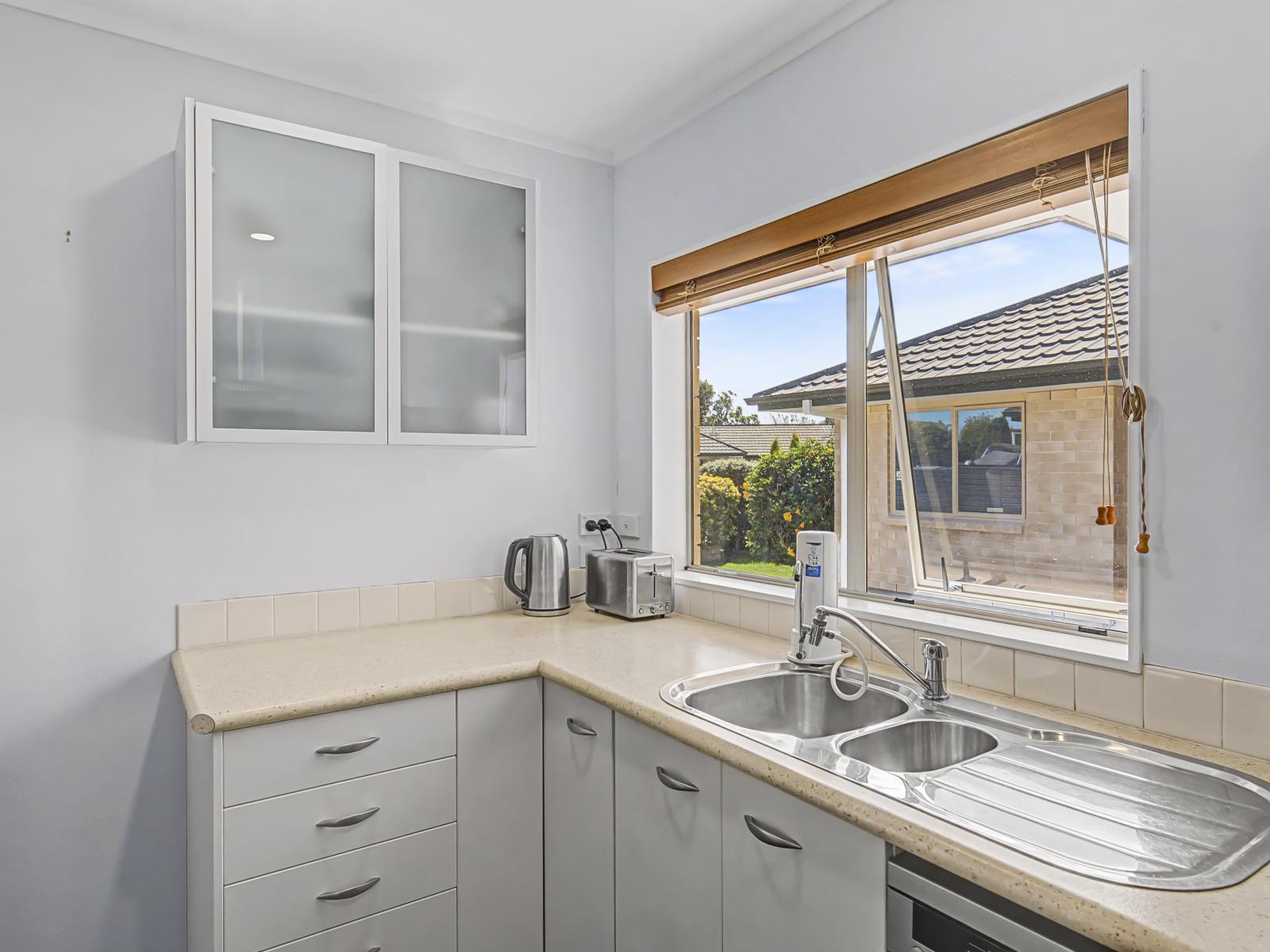 16B Dennis Taylor Court, Paraparaumu