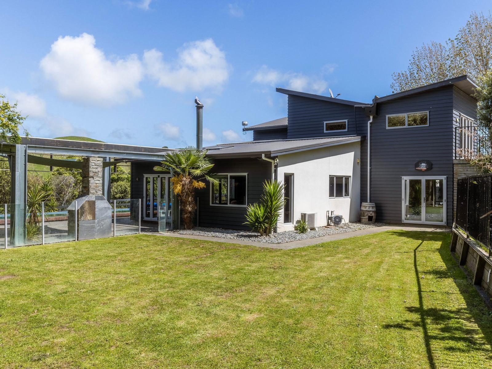 671 No 3 Line, Okoia