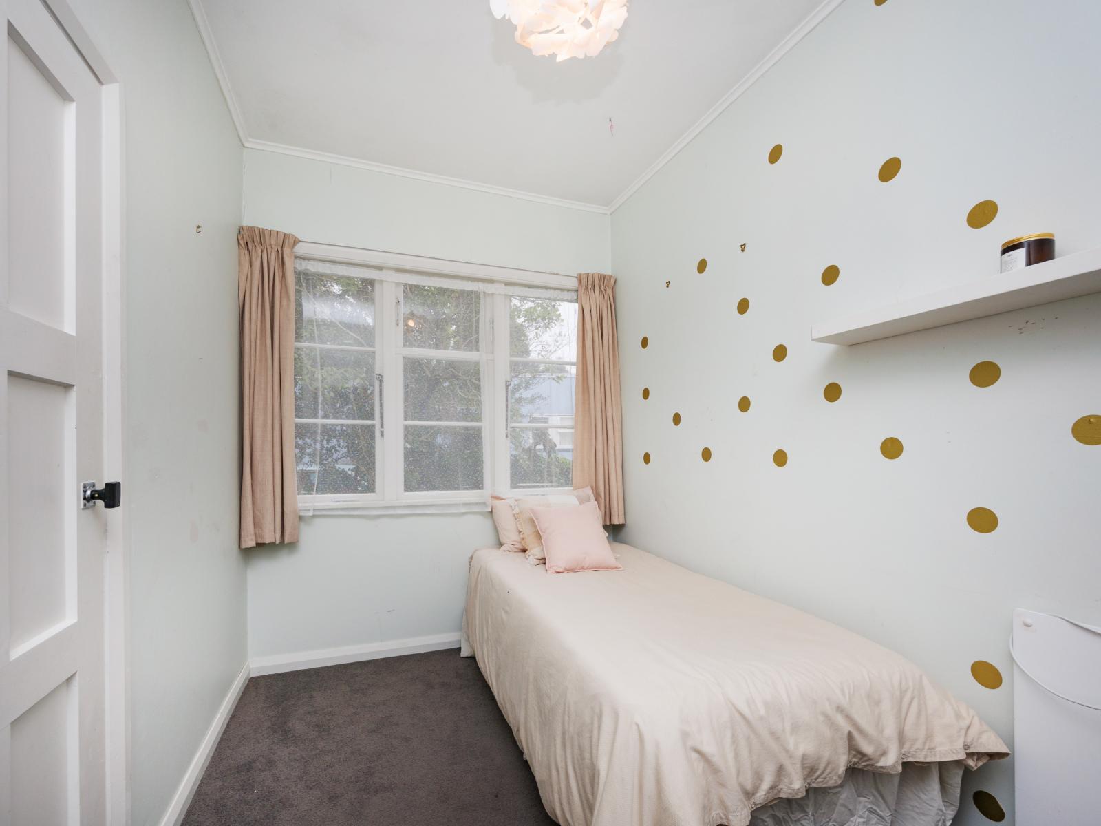 70 Savage Crescent, West End