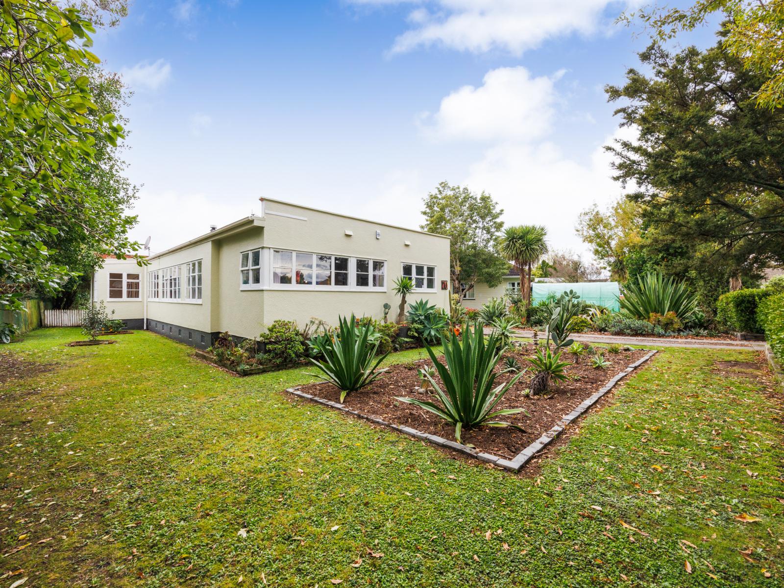 70 Savage Crescent, West End