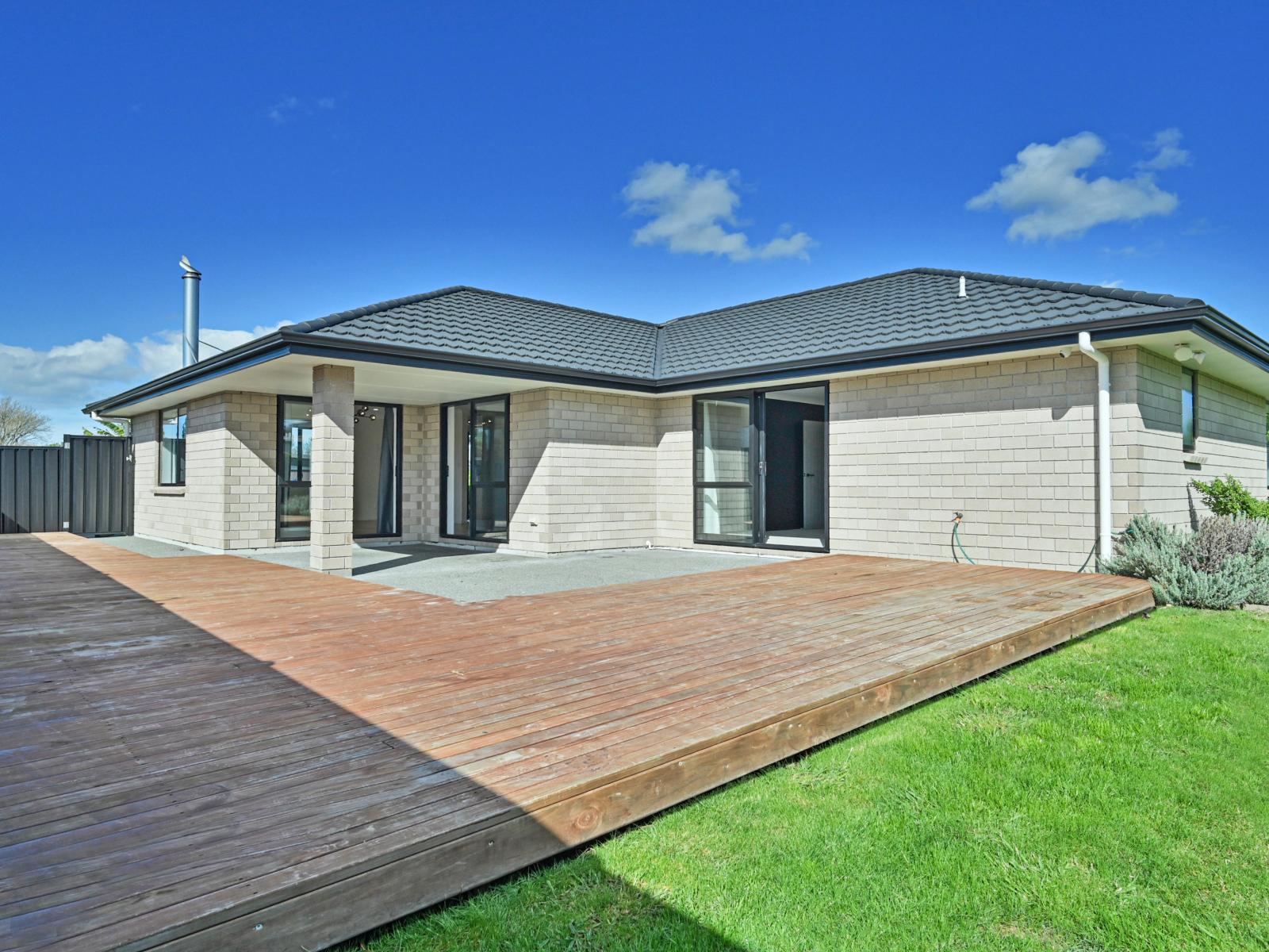 22 Read Crescent, Clive