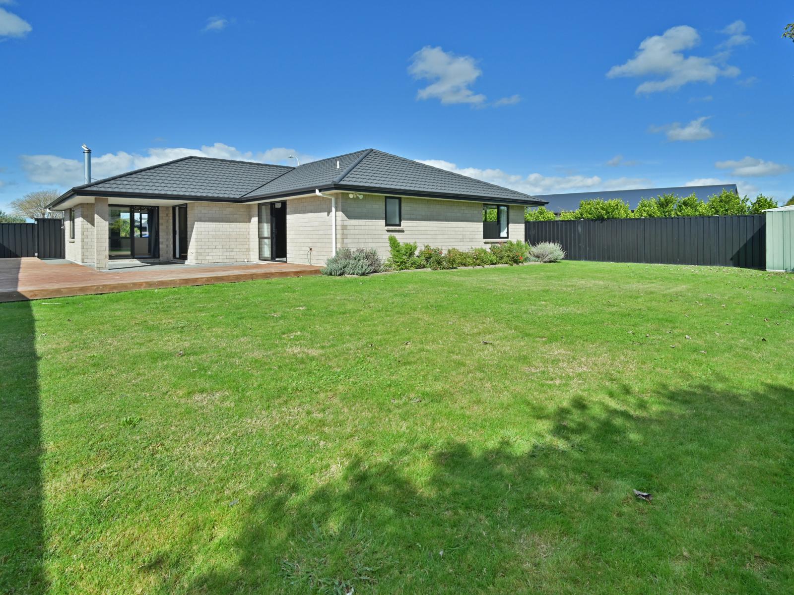 22 Read Crescent, Clive