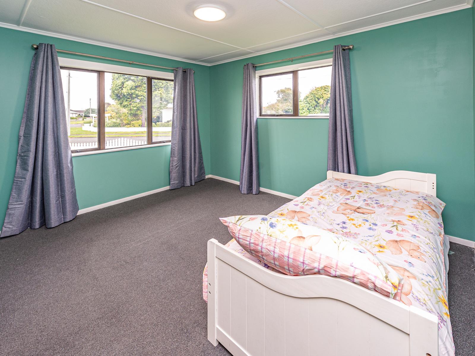 24 Selwyn Crescent, College Estate