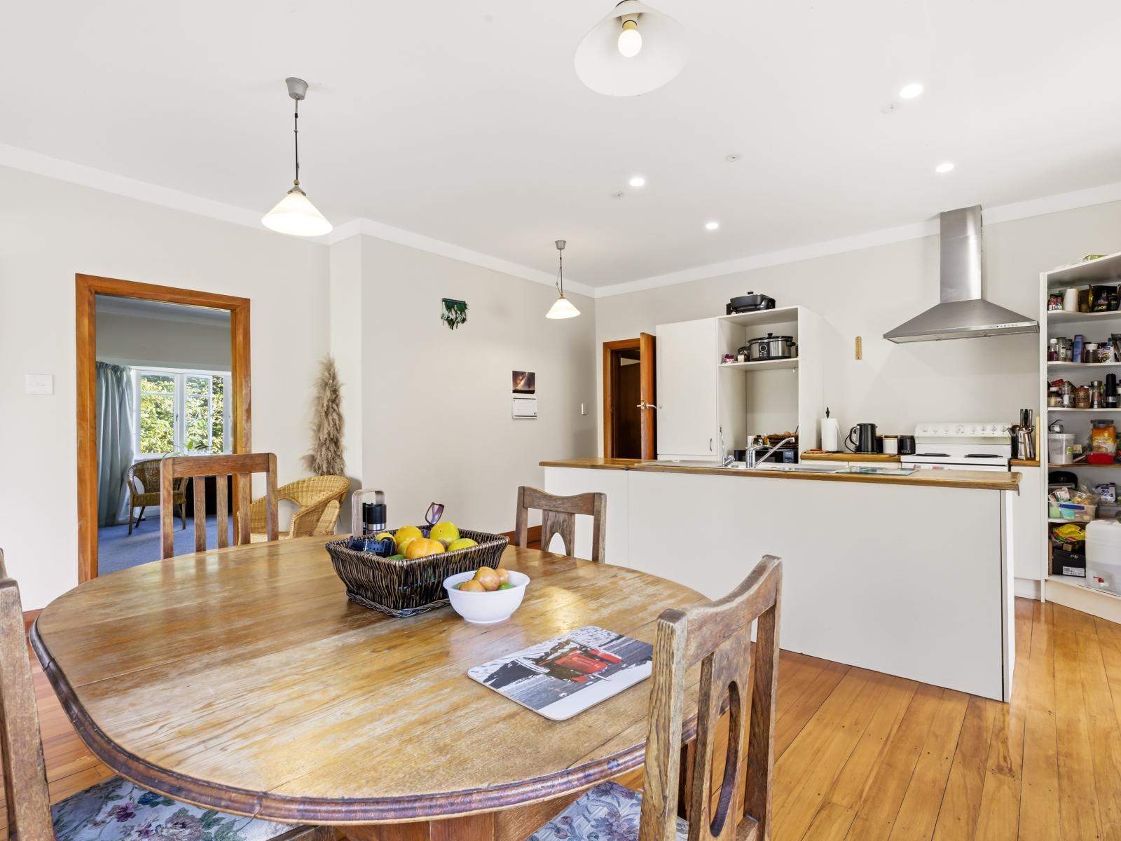 1190 Ohura Road, Matiere