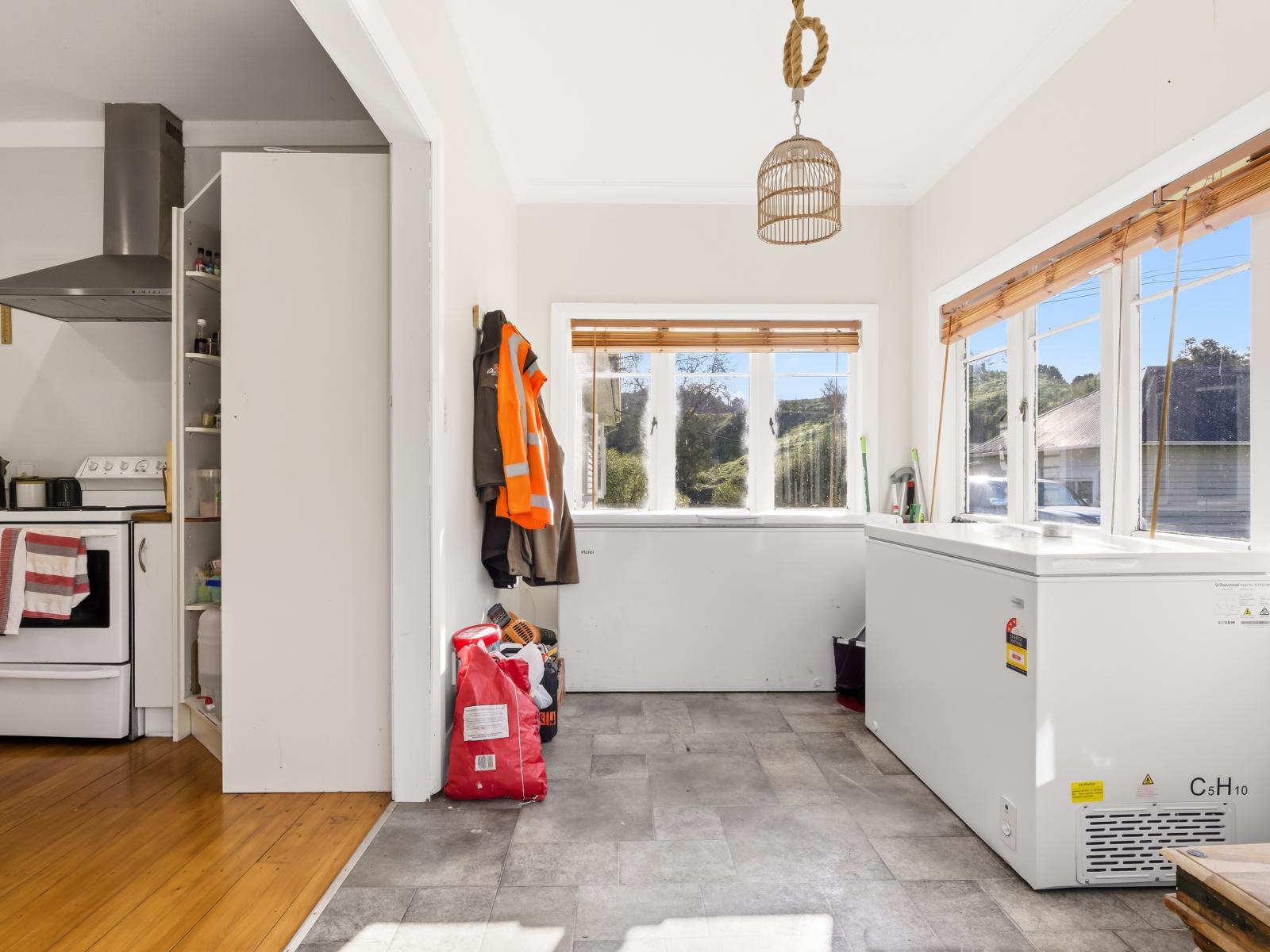 1190 Ohura Road, Matiere