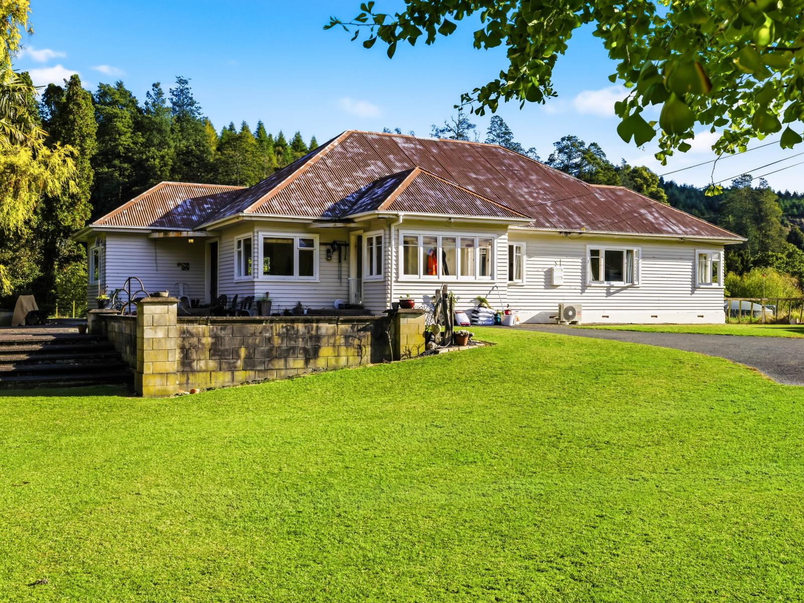 1190 Ohura Road, Matiere