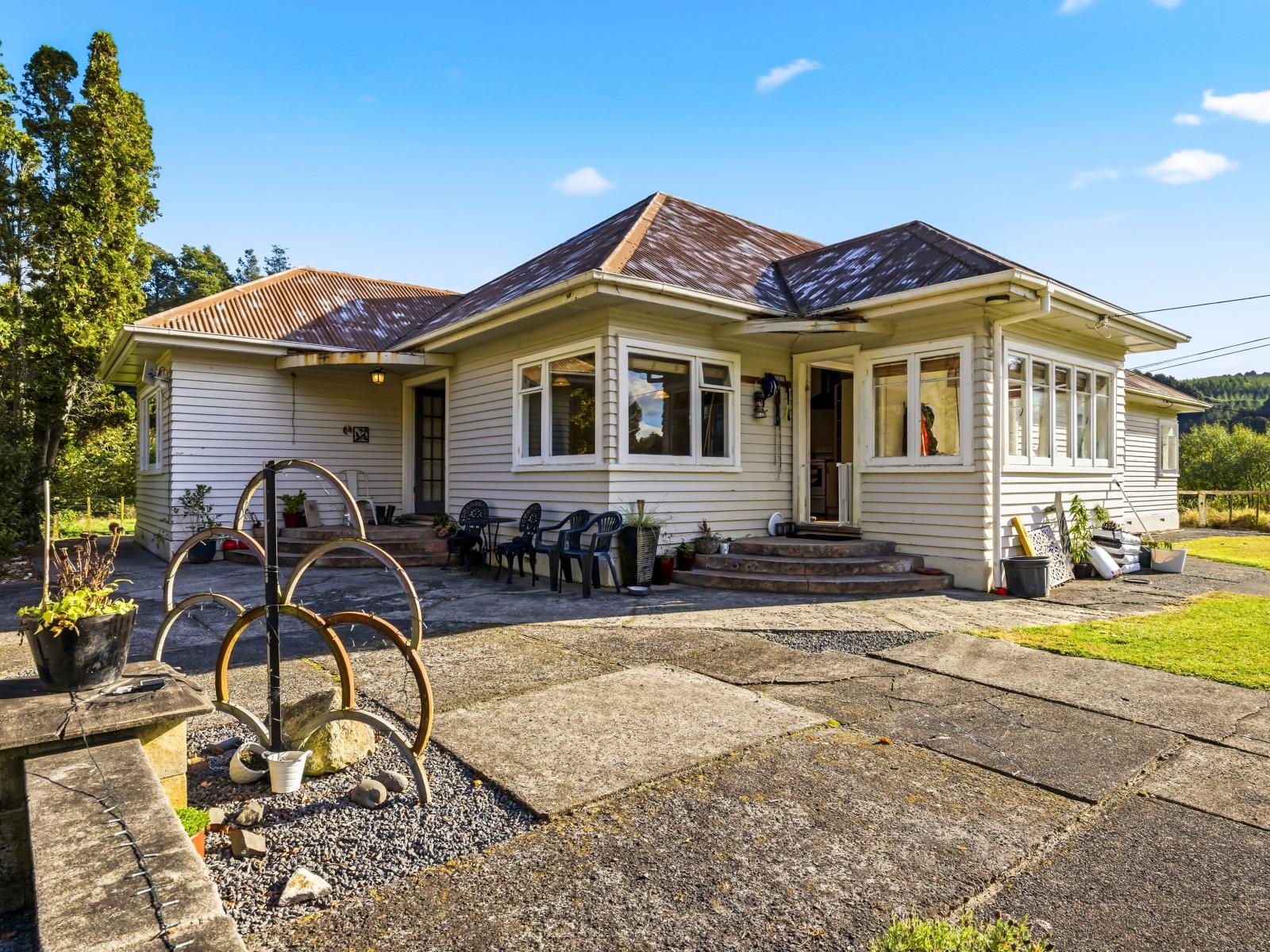 1190 Ohura Road, Matiere