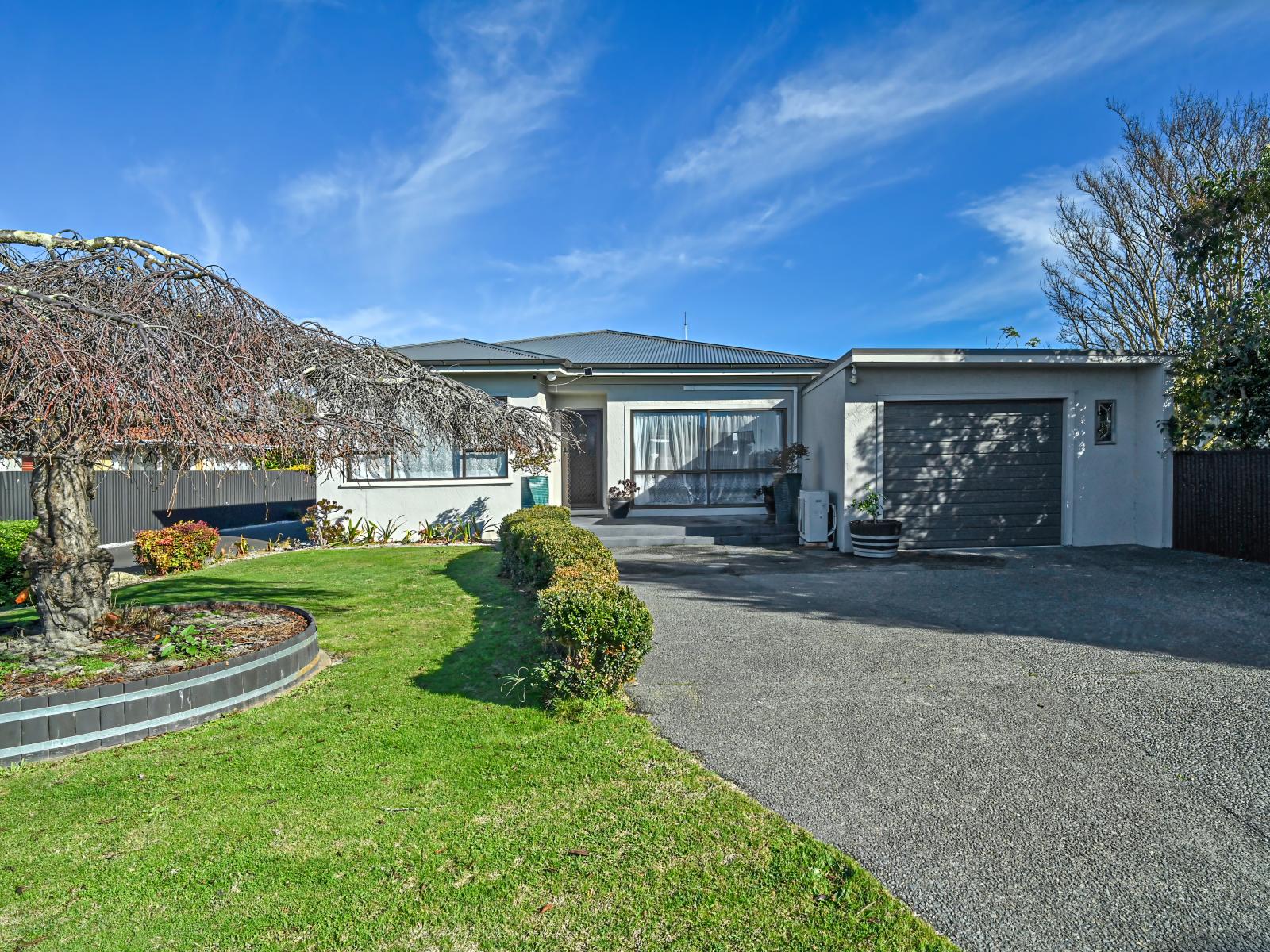 805 Queen Street East, Parkvale