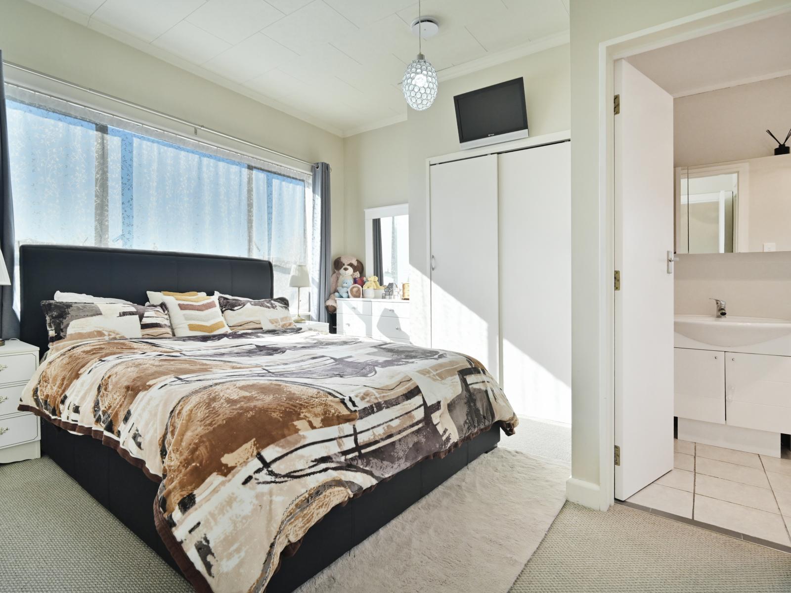 805 Queen Street East, Parkvale