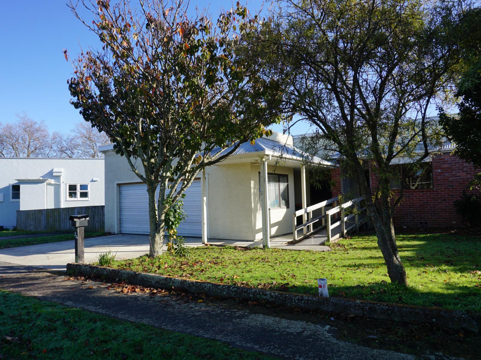24 Savage Crescent, West End