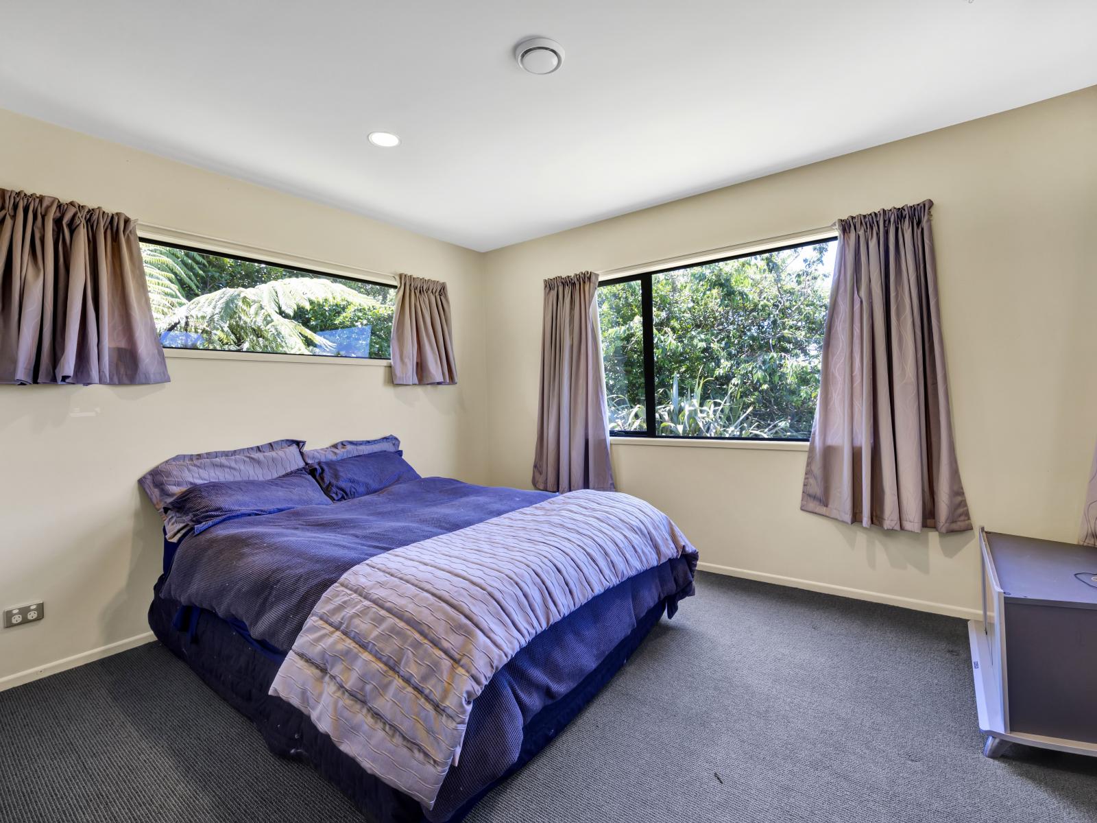 1955 Egmont Road, Kaimiro