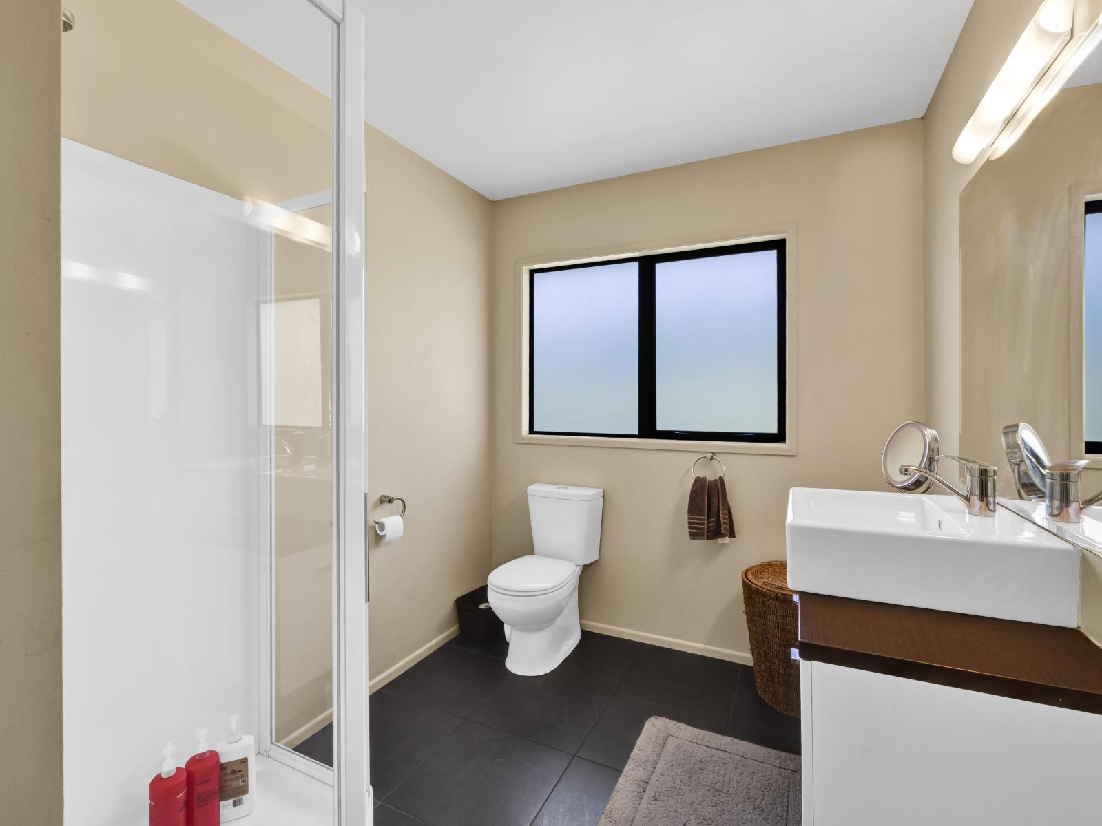 1955 Egmont Road, Kaimiro