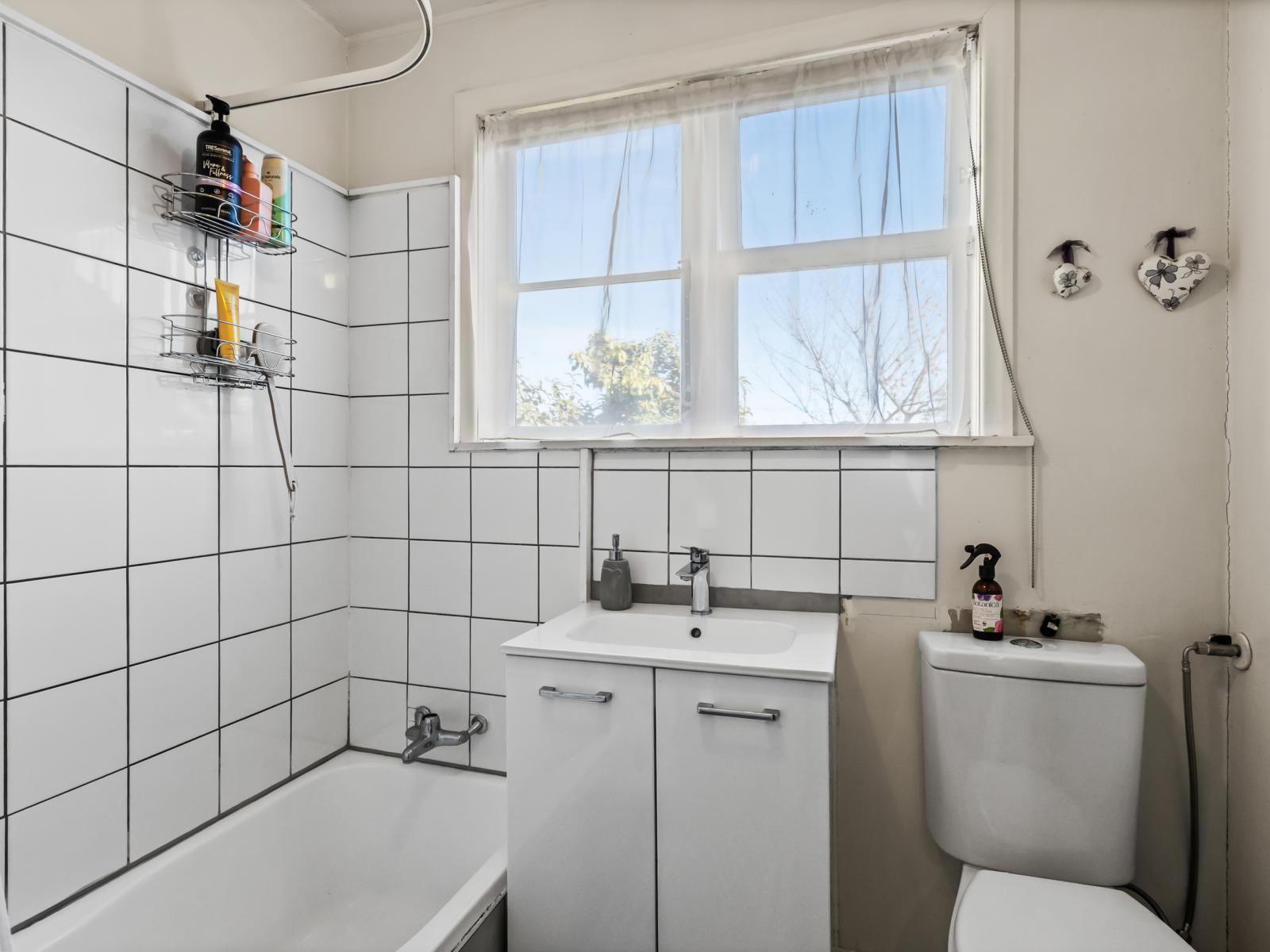 908 Lane Street, Mahora