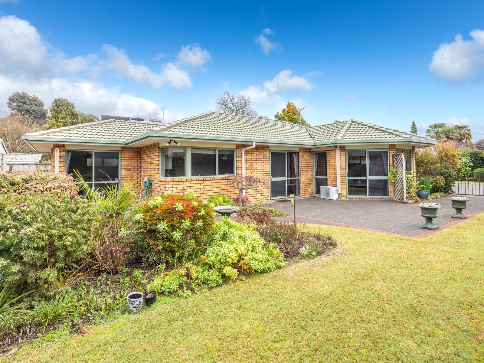 12 Fairburn Place, Leamington