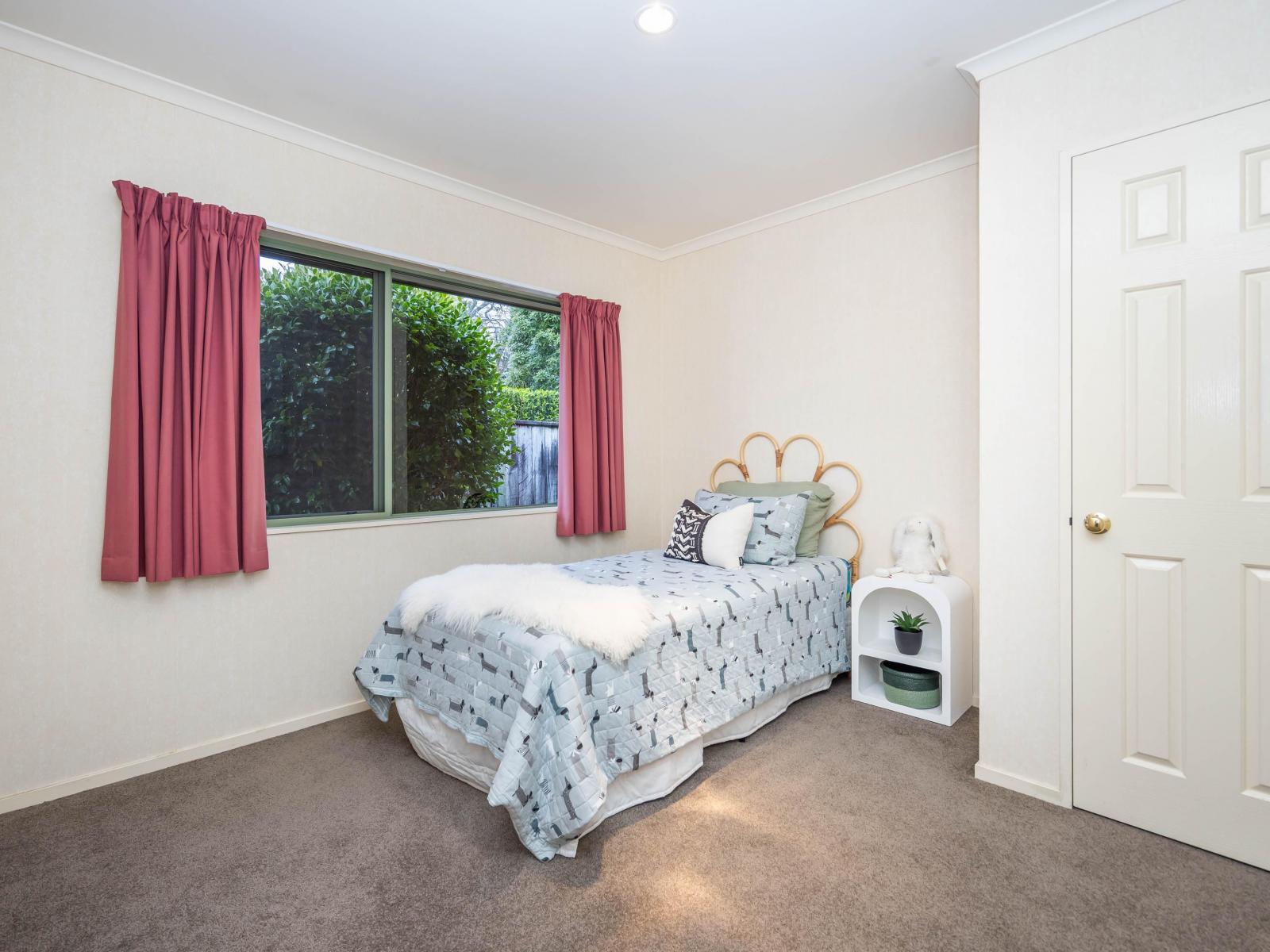 12 Fairburn Place, Leamington
